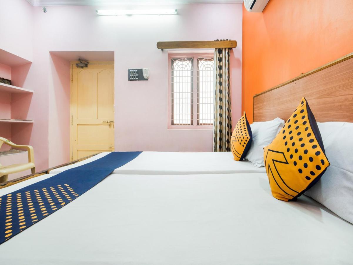 Spot On 75742 Sri Devi Lodge Kakinada Exterior photo